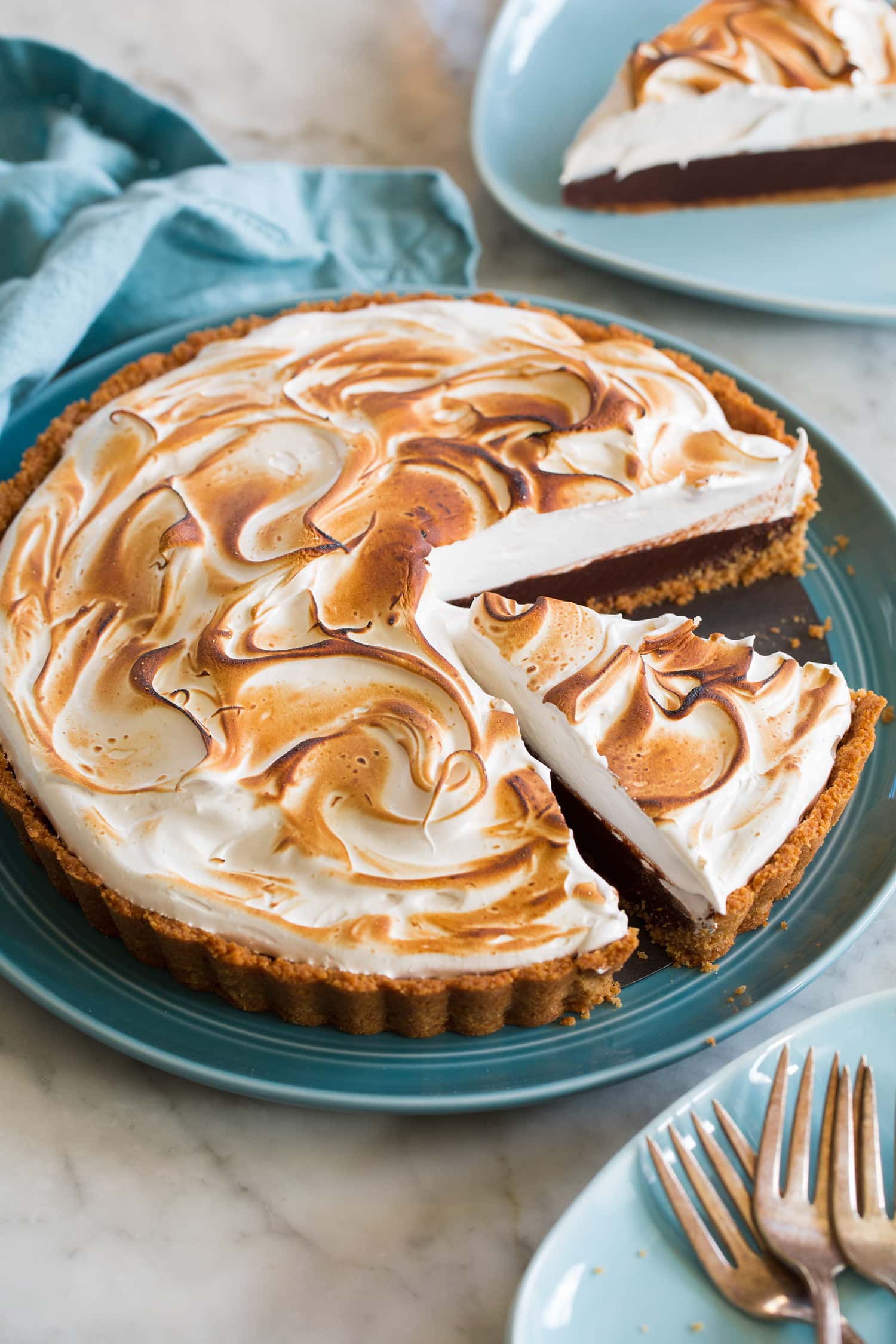 Whole s'mores pie cut into slices.